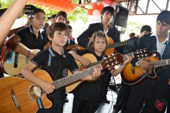 Frei Eterson celebra missa caacupê na praça paraguaia