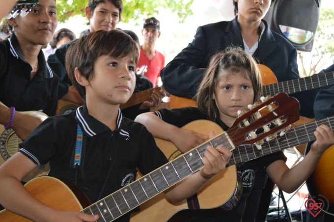 Frei Eterson celebra missa caacupê na praça paraguaia