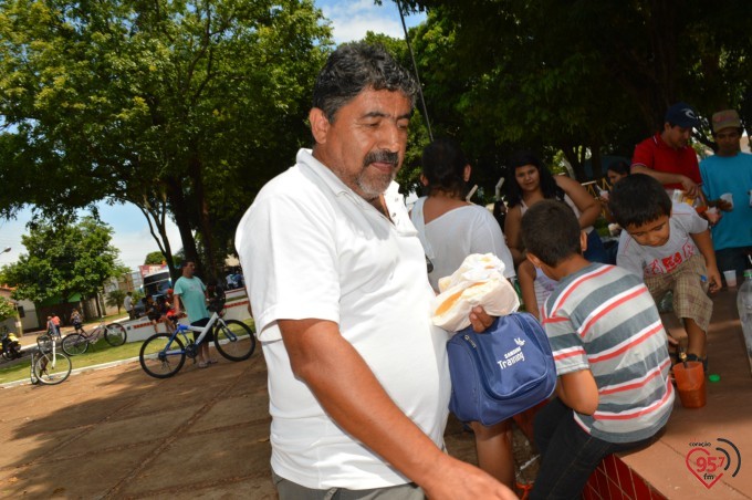 Frei Eterson celebra missa caacupê na praça paraguaia