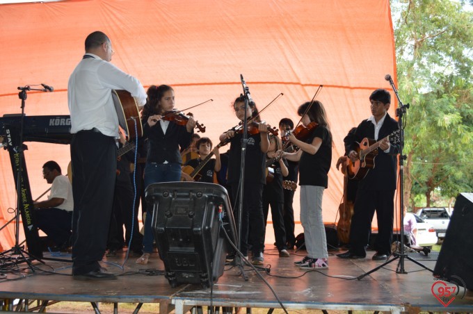 Frei Eterson celebra missa caacupê na praça paraguaia