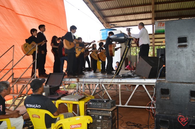 Frei Eterson celebra missa caacupê na praça paraguaia