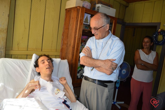 Dom Redovino visita menino especial