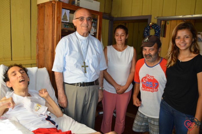 Dom Redovino visita menino especial