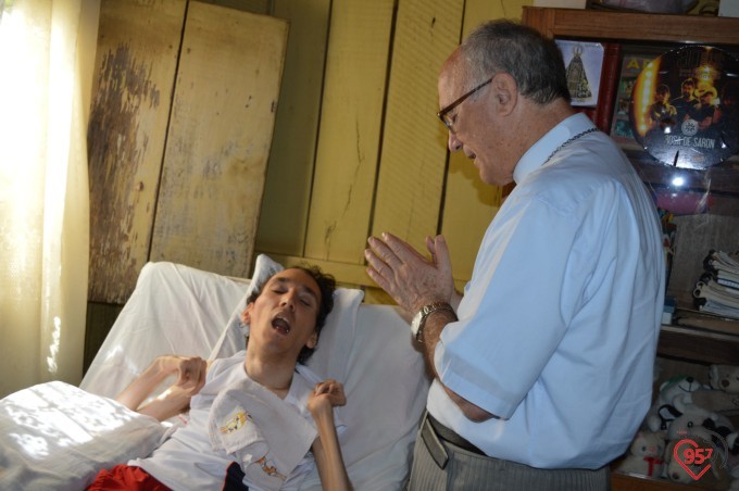 Dom Redovino visita menino especial