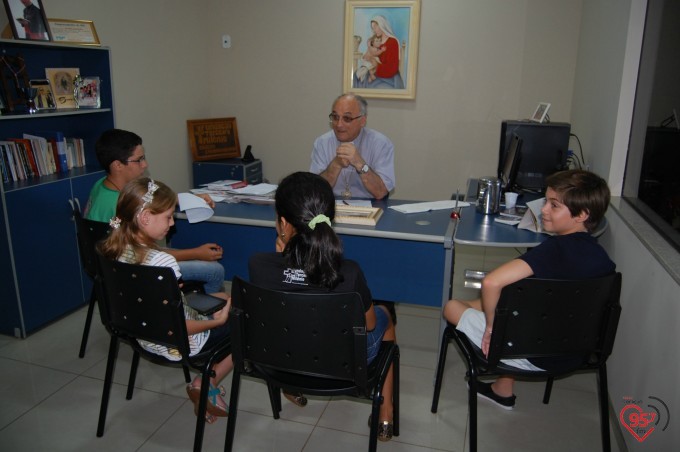 Crianças entrevistam Dom Redovino no programa 'Palavra do Pastor'