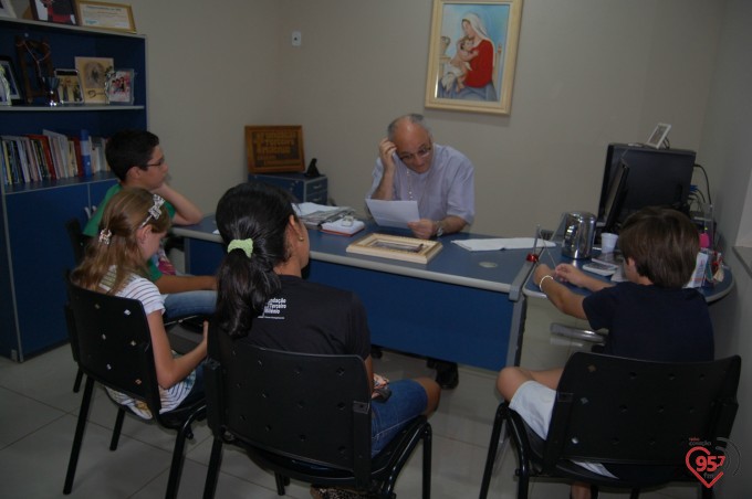 Crianças entrevistam Dom Redovino no programa 'Palavra do Pastor'