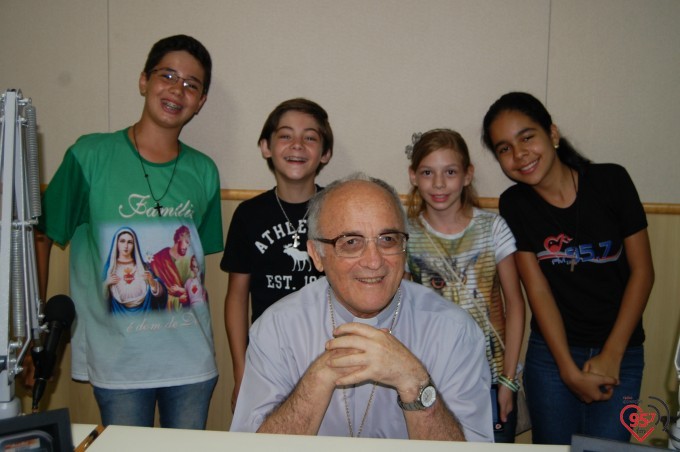 Crianças entrevistam Dom Redovino no programa 'Palavra do Pastor'