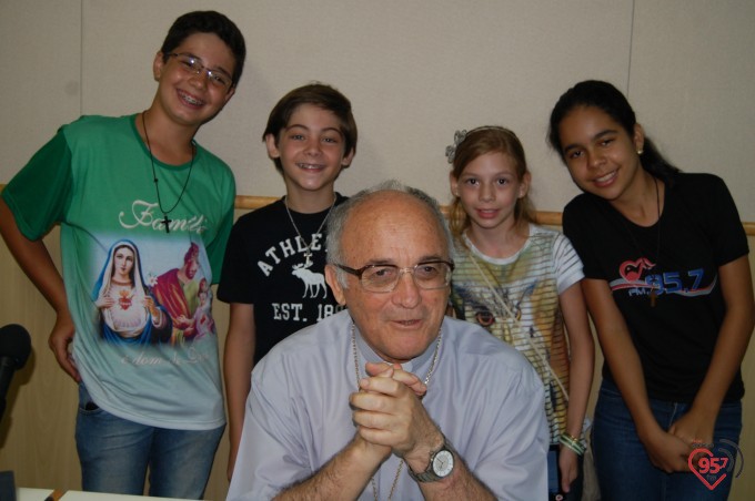 Crianças entrevistam Dom Redovino no programa 'Palavra do Pastor'