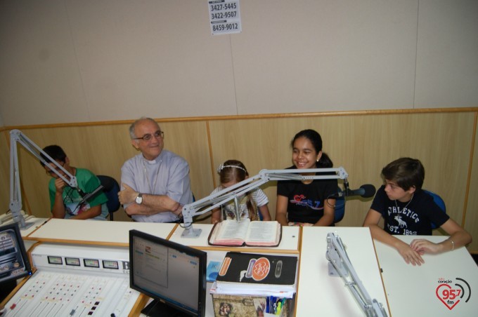Crianças entrevistam Dom Redovino no programa 'Palavra do Pastor'