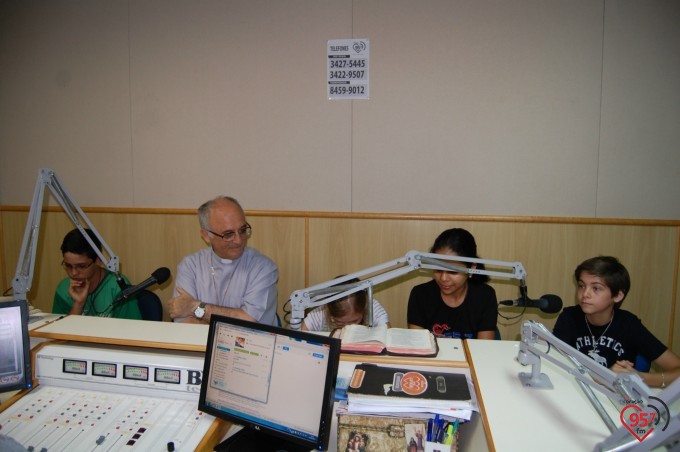 Crianças entrevistam Dom Redovino no programa 'Palavra do Pastor'