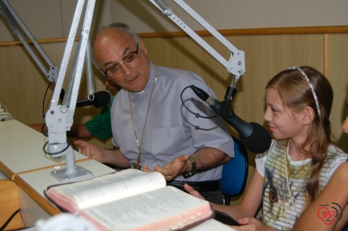 Crianças entrevistam Dom Redovino no programa 'Palavra do Pastor'