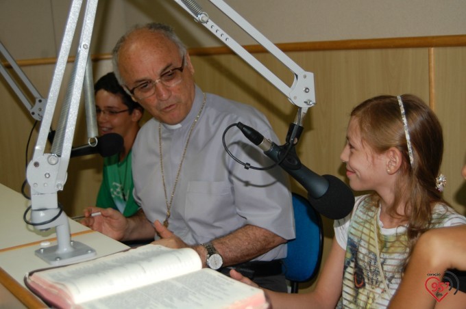 Crianças entrevistam Dom Redovino no programa 'Palavra do Pastor'