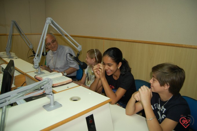 Crianças entrevistam Dom Redovino no programa 'Palavra do Pastor'