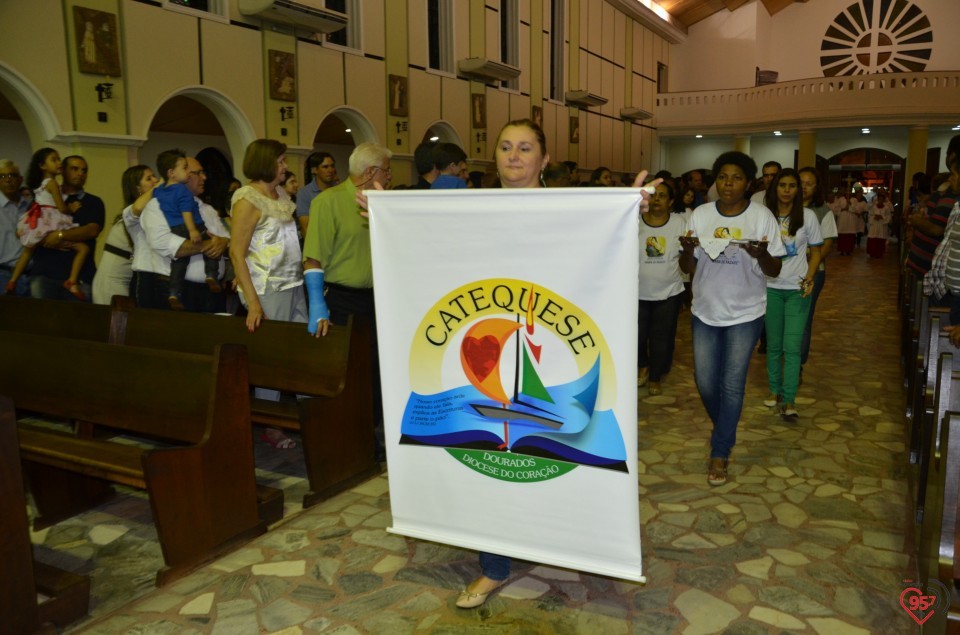Bispo entrega certificado aos novos catequistas