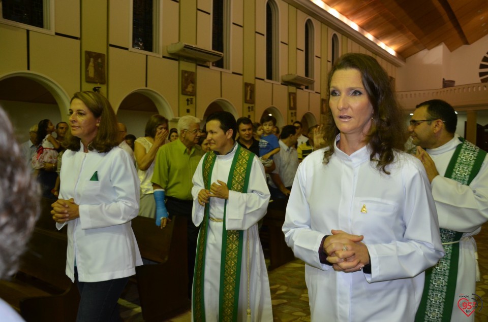 Bispo entrega certificado aos novos catequistas
