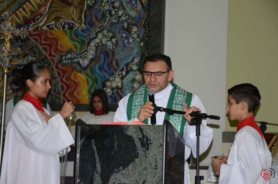 Bispo entrega certificado aos novos catequistas