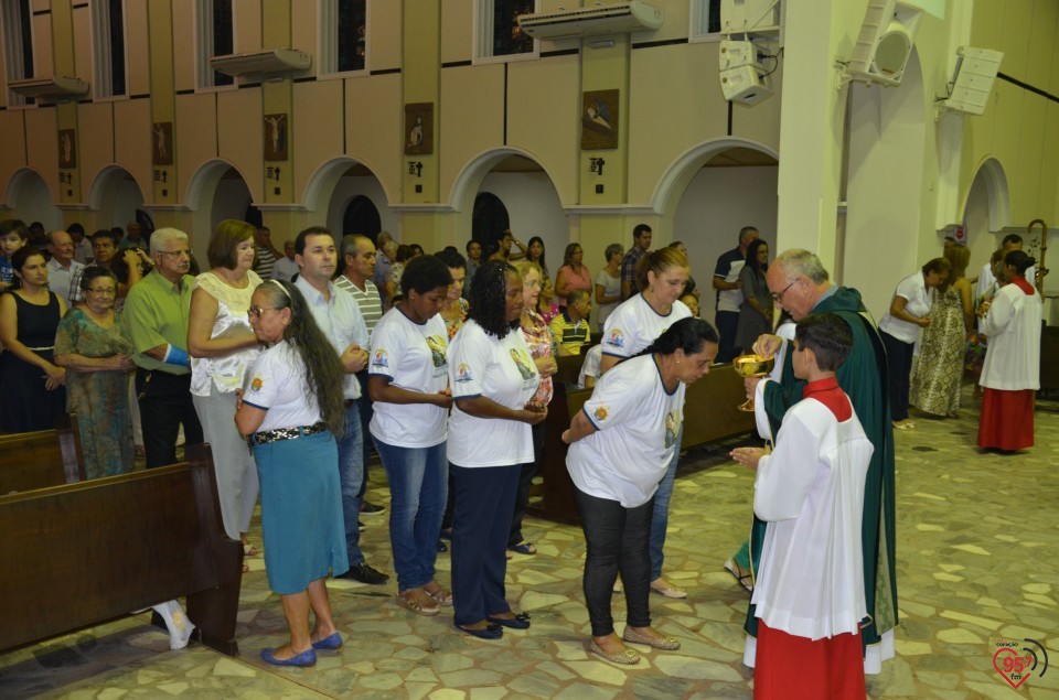 Bispo entrega certificado aos novos catequistas