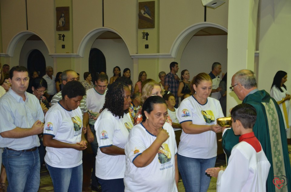 Bispo entrega certificado aos novos catequistas