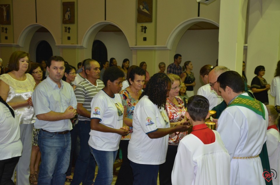 Bispo entrega certificado aos novos catequistas