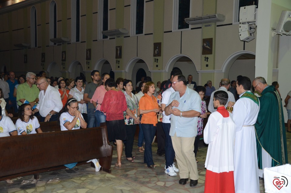Bispo entrega certificado aos novos catequistas