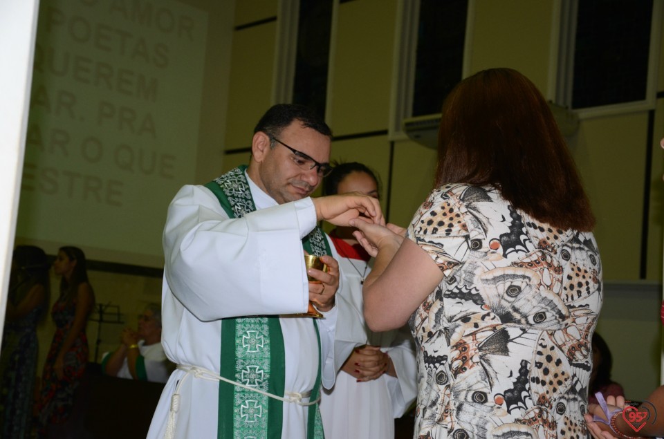Bispo entrega certificado aos novos catequistas