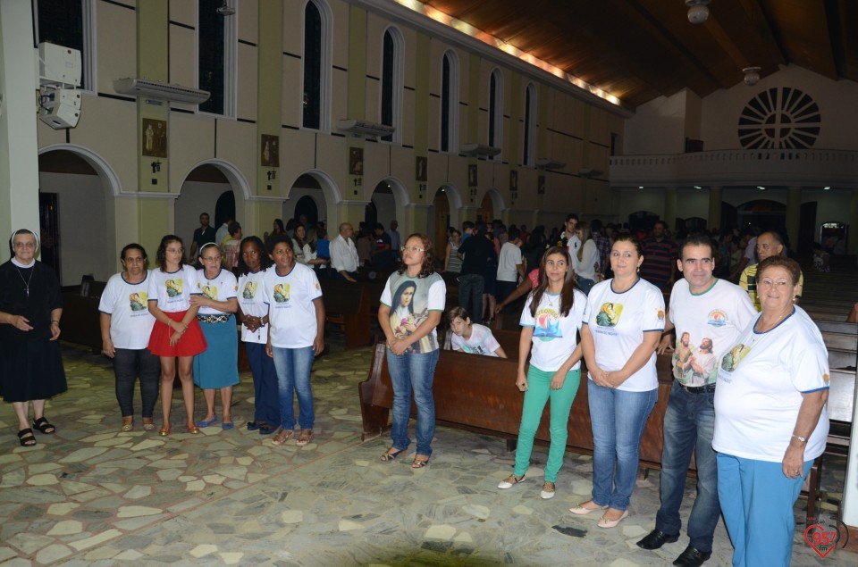 Bispo entrega certificado aos novos catequistas