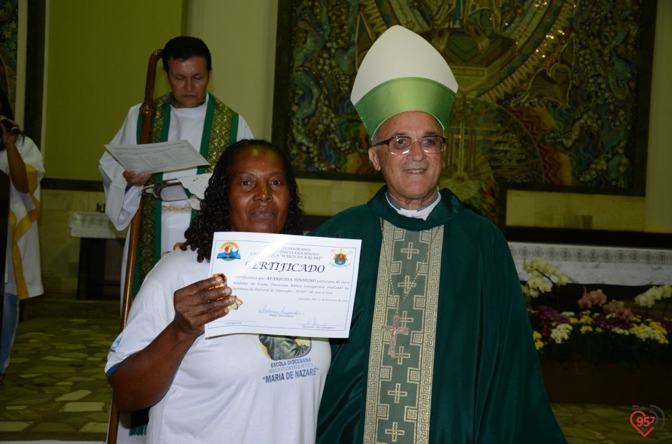 Bispo entrega certificado aos novos catequistas