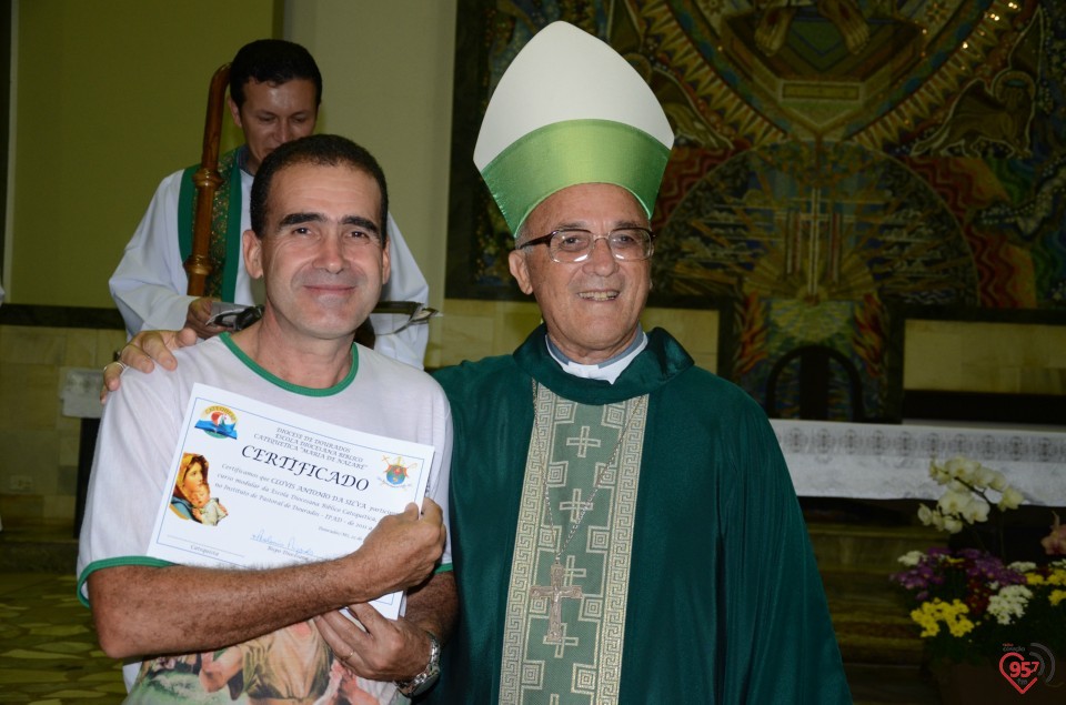 Bispo entrega certificado aos novos catequistas