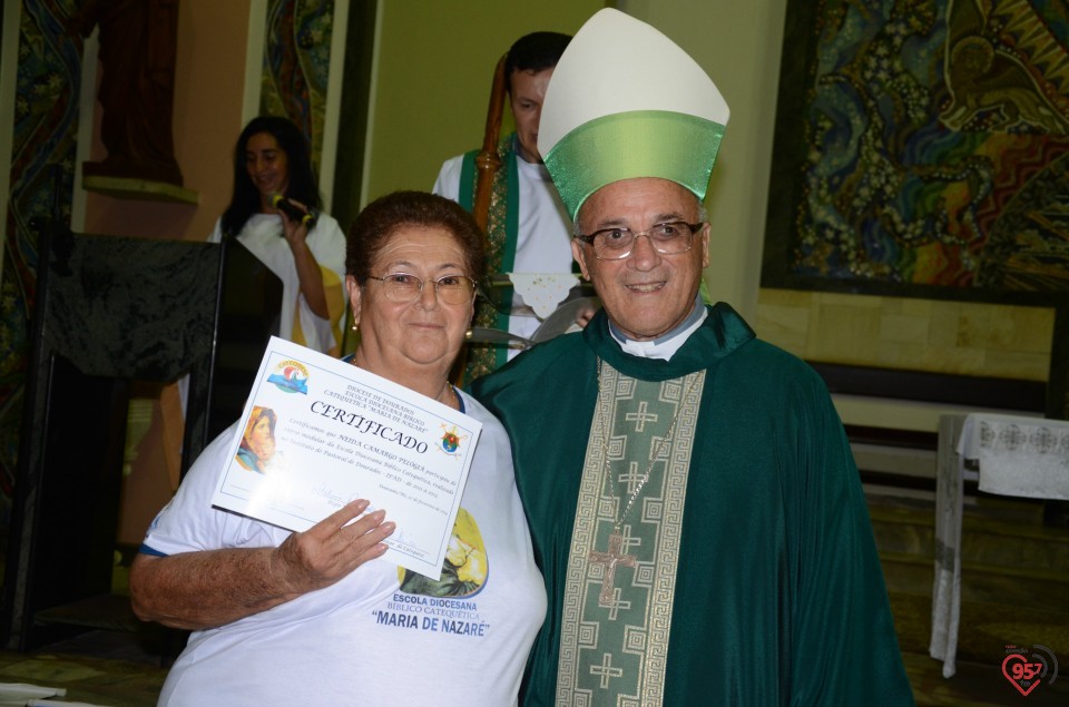 Bispo entrega certificado aos novos catequistas