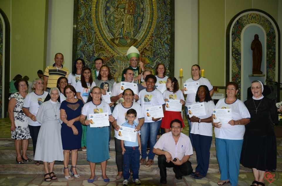 Bispo entrega certificado aos novos catequistas