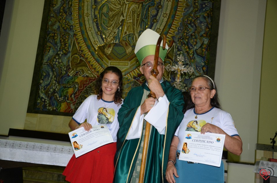 Bispo entrega certificado aos novos catequistas