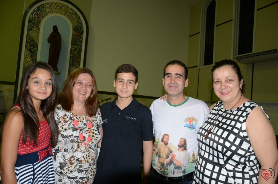 Bispo entrega certificado aos novos catequistas