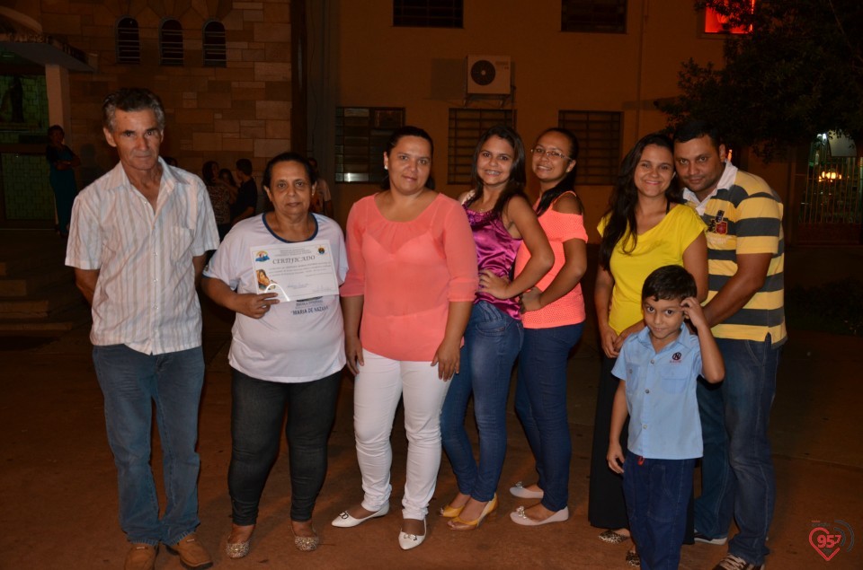 Bispo entrega certificado aos novos catequistas