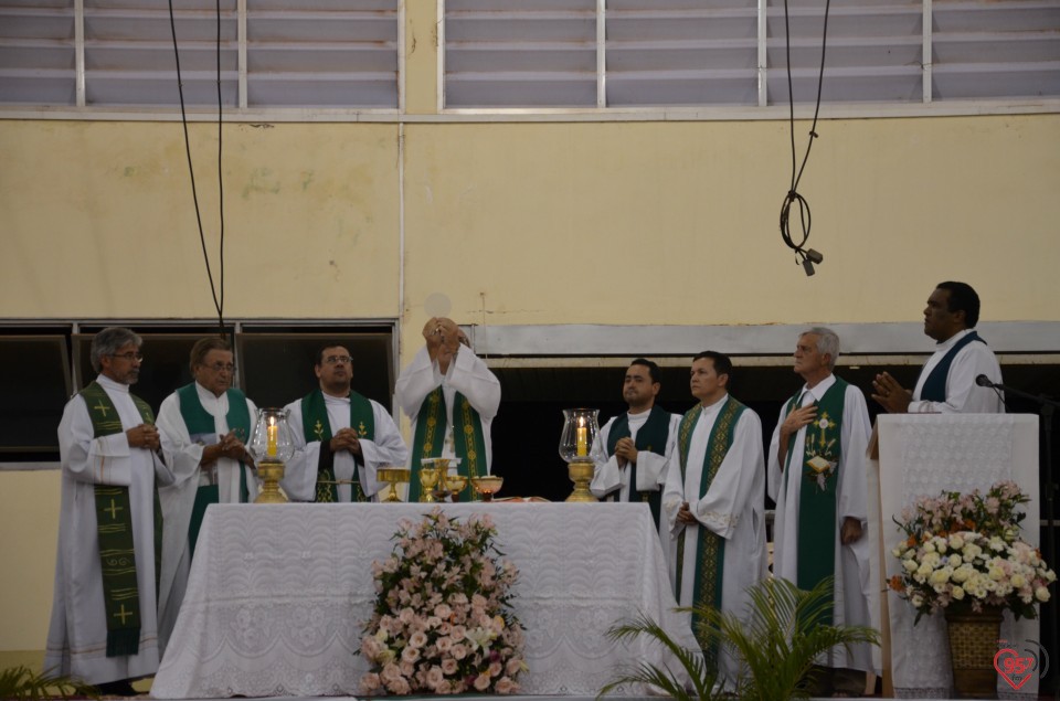 Dom Redovino celebra missa de encerramento do 25° carnaval com Cristo