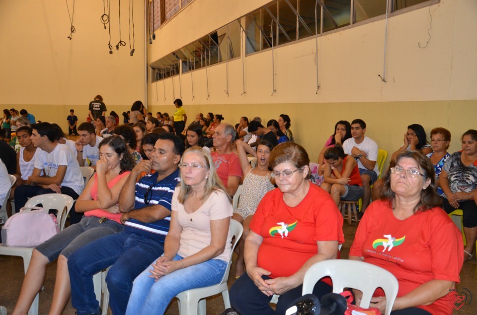 Dom Redovino celebra missa de encerramento do 25° carnaval com Cristo