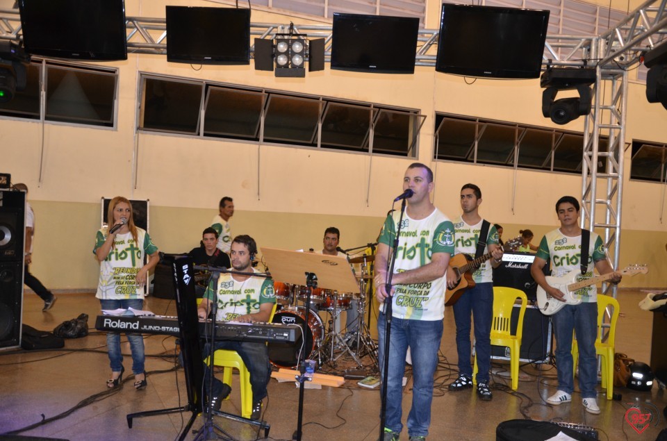 Dom Redovino celebra missa de encerramento do 25° carnaval com Cristo