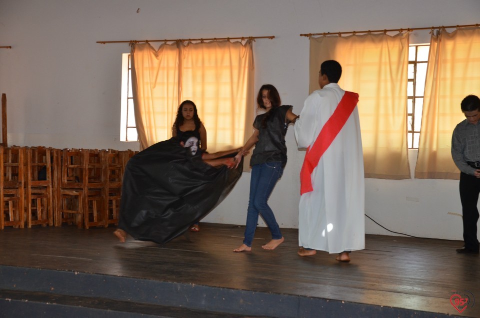 Jovens de Indápolis fazem encenação alusiva a CF 2014