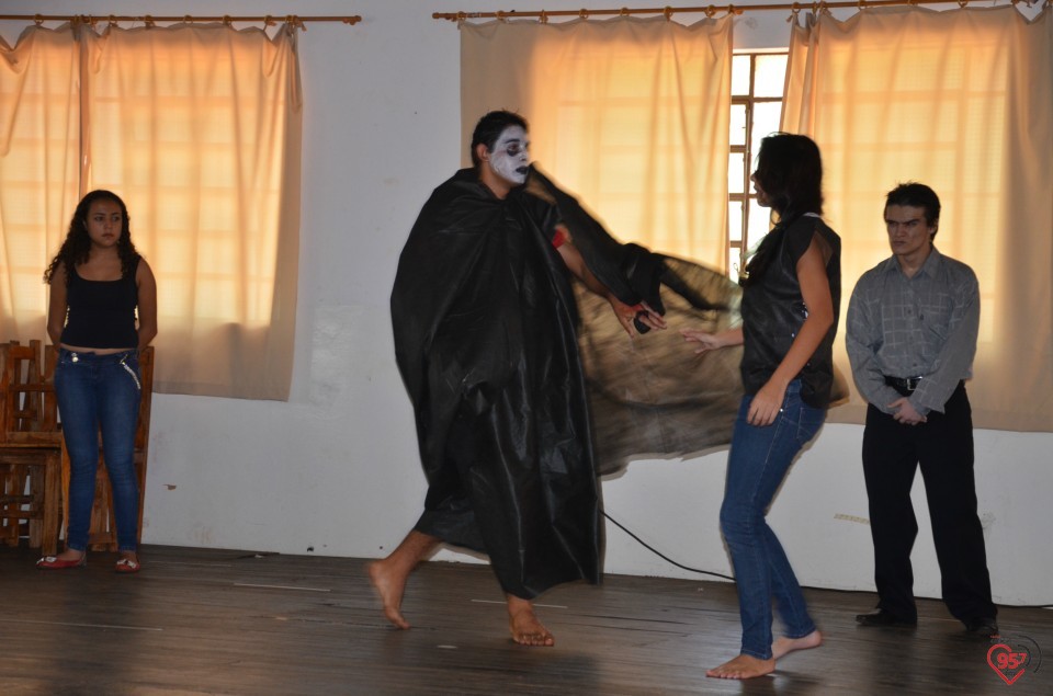 Jovens de Indápolis fazem encenação alusiva a CF 2014