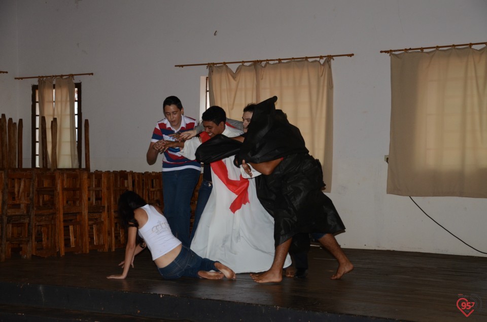 Jovens de Indápolis fazem encenação alusiva a CF 2014