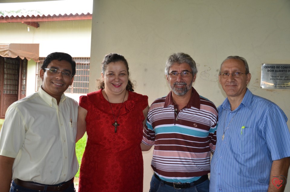 De aniversário, Ozair Sanábria recebe os parabéns do bispo e padres da diocese