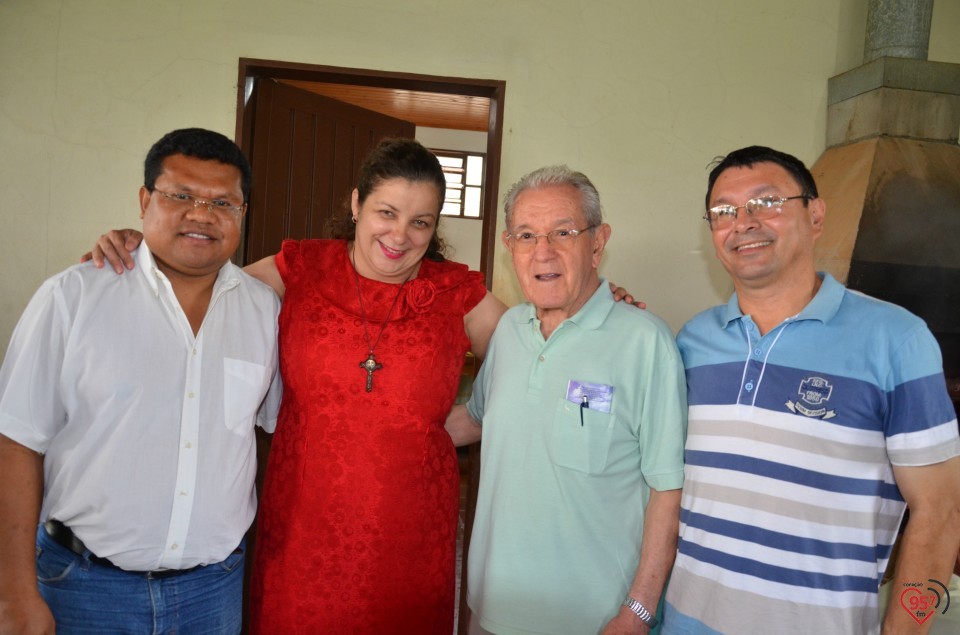 De aniversário, Ozair Sanábria recebe os parabéns do bispo e padres da diocese