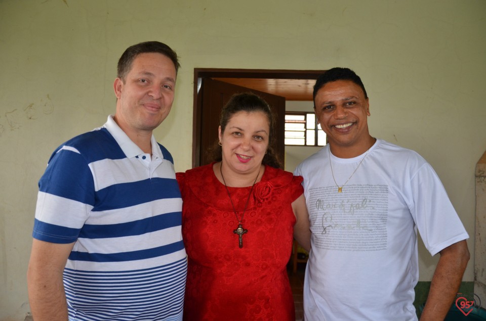 De aniversário, Ozair Sanábria recebe os parabéns do bispo e padres da diocese