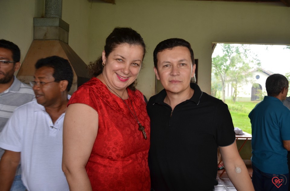 De aniversário, Ozair Sanábria recebe os parabéns do bispo e padres da diocese