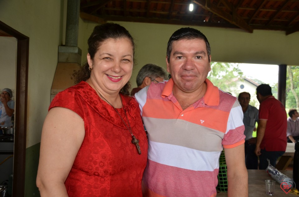 De aniversário, Ozair Sanábria recebe os parabéns do bispo e padres da diocese