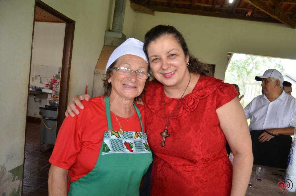 De aniversário, Ozair Sanábria recebe os parabéns do bispo e padres da diocese