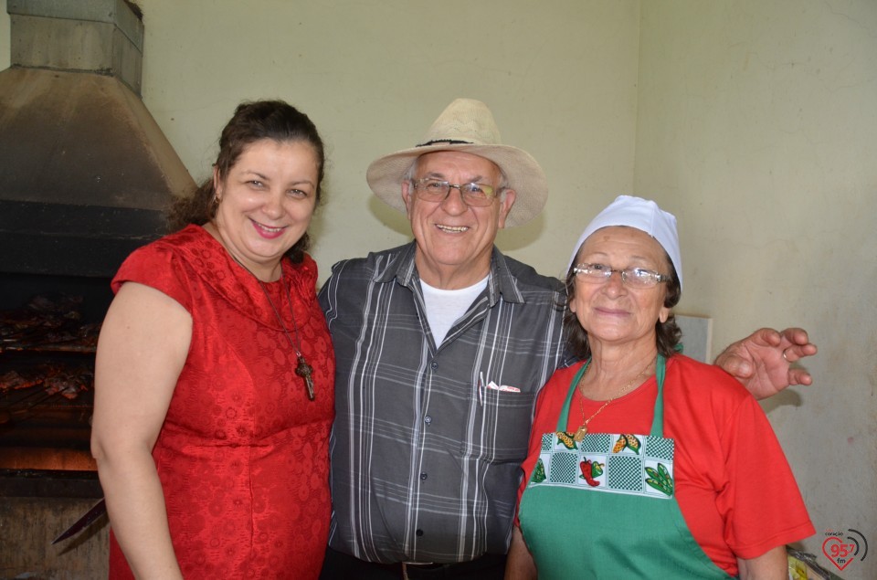 De aniversário, Ozair Sanábria recebe os parabéns do bispo e padres da diocese