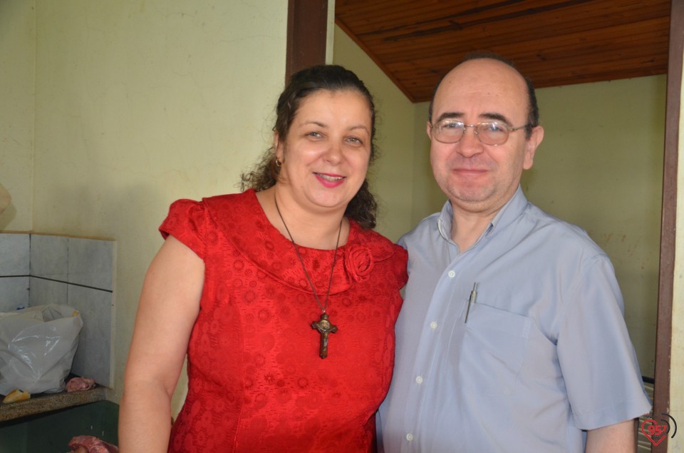 De aniversário, Ozair Sanábria recebe os parabéns do bispo e padres da diocese