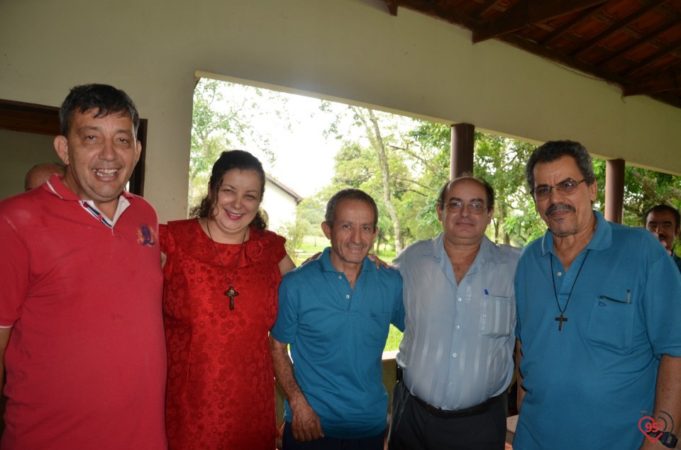 De aniversário, Ozair Sanábria recebe os parabéns do bispo e padres da diocese
