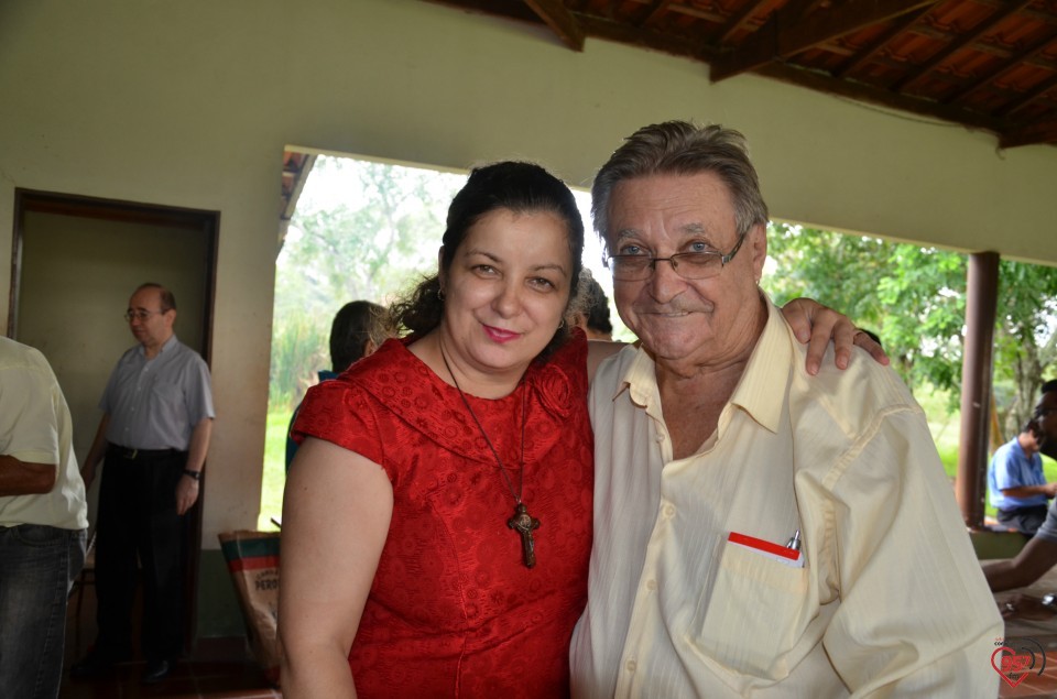De aniversário, Ozair Sanábria recebe os parabéns do bispo e padres da diocese