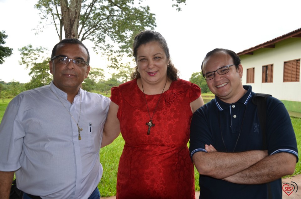 De aniversário, Ozair Sanábria recebe os parabéns do bispo e padres da diocese